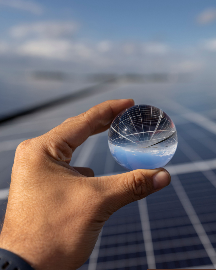 România produce din ce în ce mai multă energie solară, dar o oprește voit
