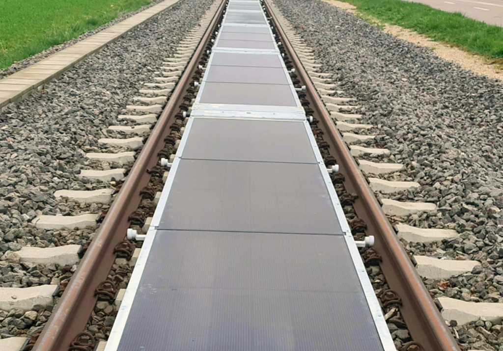 panouri fotovoltaice pe calea ferată
